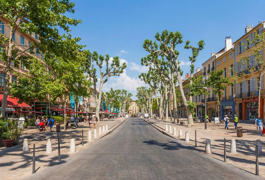 France, Provence, Aix-en-Provence, view to avenue Cours Mirabeau